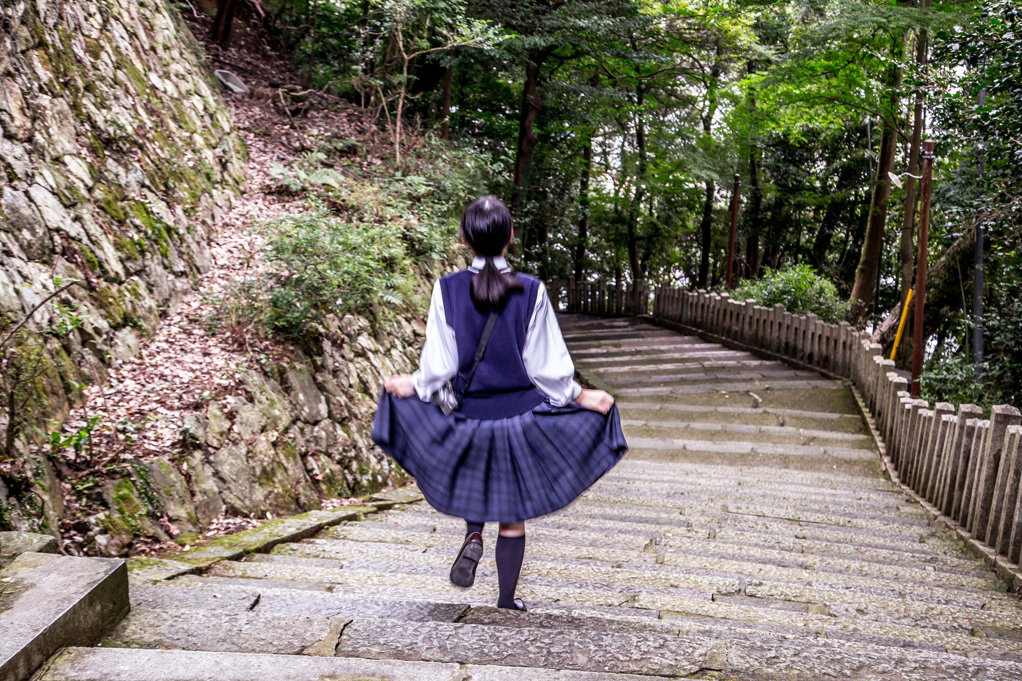 楽しそうに階段を降りる女子高生 柏原八幡宮 フォトギャラリー旅丹 丹波篠山市 丹波市の丹波地域の観光や旅行の魅力を紹介する公式観光ポータルサイト